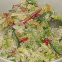 Surowka z pekinka papryka i jablkiem ze o czosnku