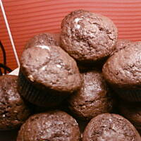 Muffinki mocno czekoladowe z białym serkiem