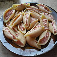 Makaron muszelki z różowym farszem