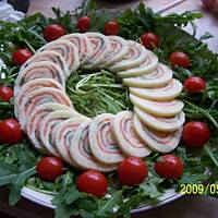 Rolada z łososia i sera mozzarella na rucoli