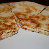 Quesadillas czyli placki tortilla z masą kurczakowo-serową