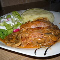 Klopsy w płaszczyku z szynki w sosie pieczarkowym