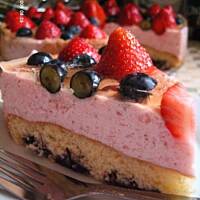 Tort truskawkowo - jagodowy