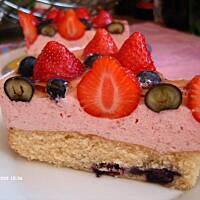 Tort truskawkowo - jagodowy