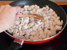 Fot. flora, Piersi z kurczaka w sosie śmietanowo  cebulowym