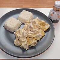 Piersi z kurczaka w sosie śmietanowo  cebulowym