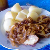 Pieczeń pod cebulowo-rodzynkową pierzynką