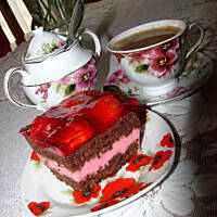 Kakaowy biszkopt z masą truskawkową