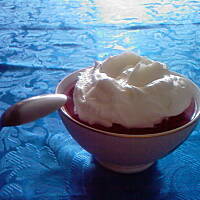 puszysta pianka z galaretką i owocami