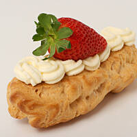 Eklery z serkiem mascarpone i truskawkami