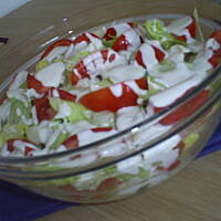 Salata lodowa z pomidorami i  jogurtem