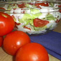 Salata lodowa z pomidorami i  jogurtem