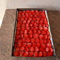 Ciacho z truskawkami i masą straciatella