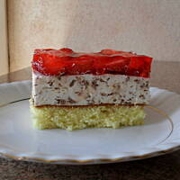 Ciacho z truskawkami i masą straciatella