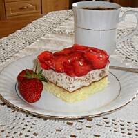 Ciacho z truskawkami i masą straciatella