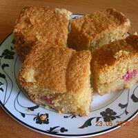 Ciasto z jabłkiem lub czereśniami lub rabarbarem