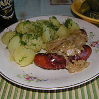 kiełbaska z duszoną cebulką na szybki i tani obiad