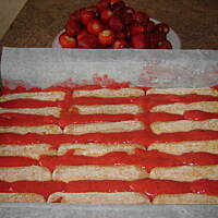 Ciacho z truskawkami bez pieczenia