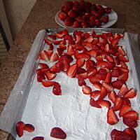 Ciacho z truskawkami bez pieczenia