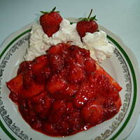 Naleśniki z serem w sosie truskawkowym na ciepło