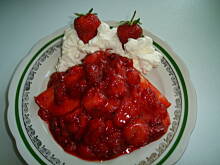 Fot. yette, Naleśniki z serem w sosie truskawkowym na ciepło