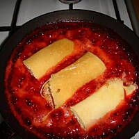 Naleśniki z serem w sosie truskawkowym na ciepło