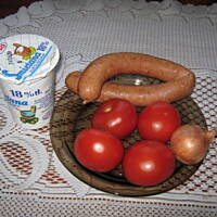 Kielbaski jak z grilla z salatka