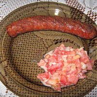 Kielbaski jak z grilla z salatka