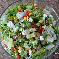 Orzeźwiająca sałatka z fetą i sałatą lodową