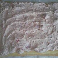 Rolada biszkoptowa truskawkowo-smietankowa