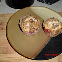 Muffinki truskawkowe z cytrynowa posypką i lukrem