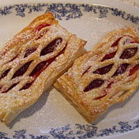 Ciastka francuskie z truskawkami