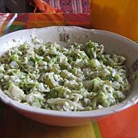 Sałatka makaronowa z brokułem i kurczakiem