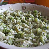 Sałatka makaronowa z brokułem i kurczakiem