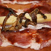 Mix - Roladki z boczkiem śliwkami serem i grzybami w sosie kasiuli