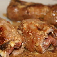 Mix - Roladki z boczkiem śliwkami serem i grzybami w sosie kasiuli