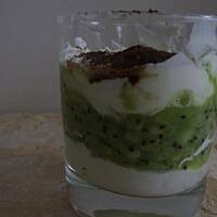 Orzeźwiający deser kiwi-śmietanka