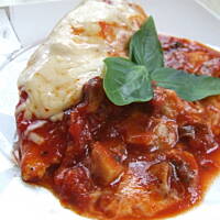 Piersi z kurczaka w pomidorowym sosie