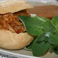 Pieczone bułki z smażoną słodką kapustą kasiuli