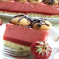 Ciasto truskawkowe z biszkoptami