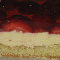 Ciasto z truskawkami i masa budyniowa.