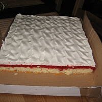 Biszkopt z musem truskawkowym i bita smietana