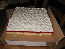 Fot. magpie101, Biszkopt z musem truskawkowym i bita smietana