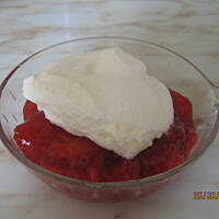 Kisiel truskawkowy z bitą śmietaną