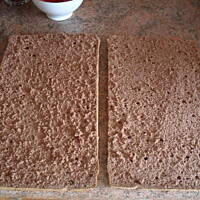 Biszkoptowy przekładaniec z polewą toffi