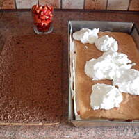 Biszkoptowy przekładaniec z polewą toffi