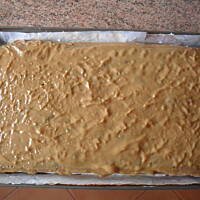 Biszkoptowy przekładaniec z polewą toffi