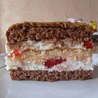 Biszkoptowy przekładaniec z polewą toffi