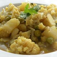 Curry wegetariańskie z ziemniaczkami i kalafiorem