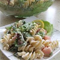 Sałatka makaronowa z sałatą